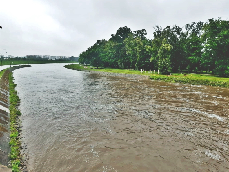 Nadal wysoki stan wód w rzekach, liczne interwencje strażaków - GospodarkaMorska.pl