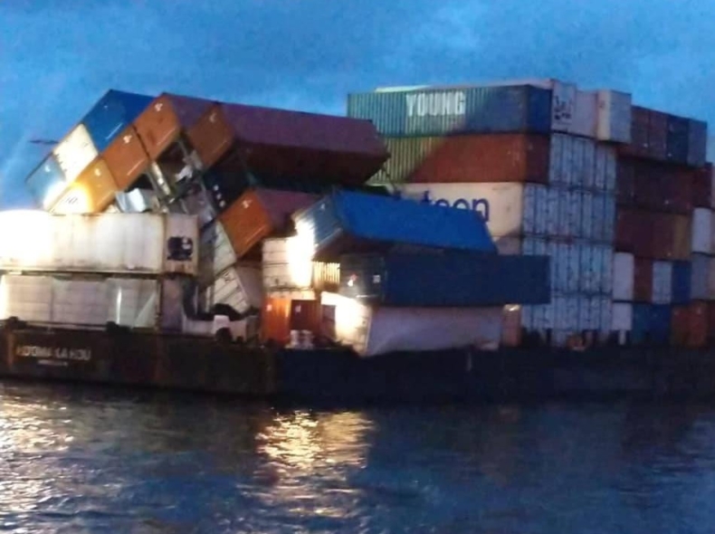 Ponad 20 kontenerów wypadło za burtę barki - GospodarkaMorska.pl