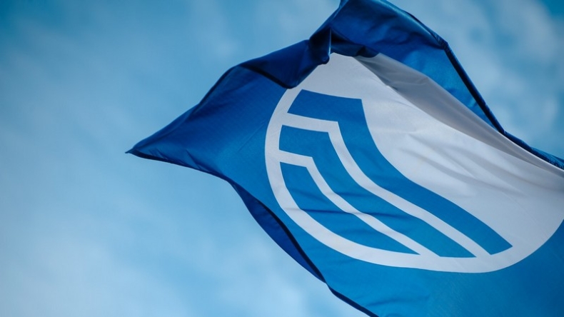 Bezpieczne wakacje - 9 Błękitnych Flag na gdańskich plażach - GospodarkaMorska.pl
