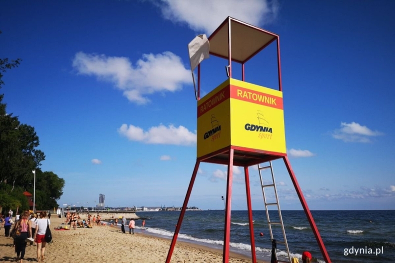 Białe flagi na plażach w Gdyni - GospodarkaMorska.pl