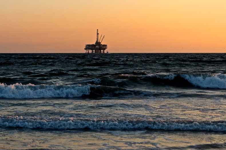 Ceny ropy w USA spadają; inwestorzy niepokoją się o popyt na surowiec - GospodarkaMorska.pl