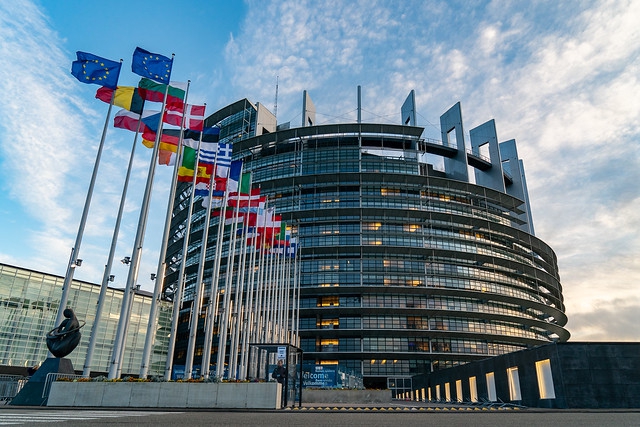 Parlament europejski wywrze większą presję na żegludze, by obniżyć jej emisję zanieczyszczeń - GospodarkaMorska.pl