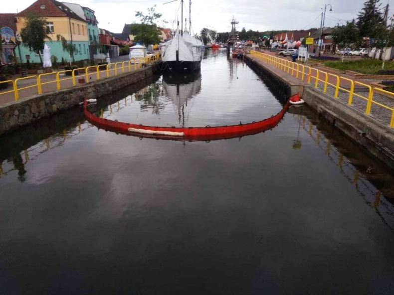 Wyciek ropy w rzece Chełst opanowany - GospodarkaMorska.pl