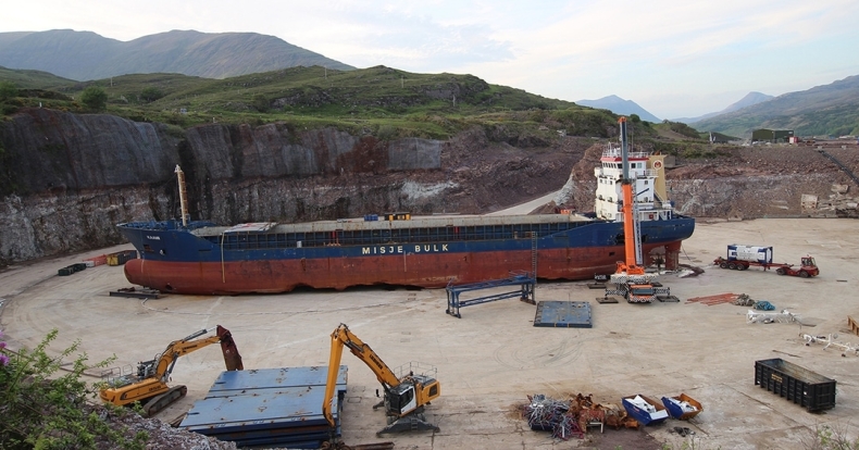 Obejrzyjcie ekologiczną rozbiórkę statku MV Kaami! [wideo] - GospodarkaMorska.pl