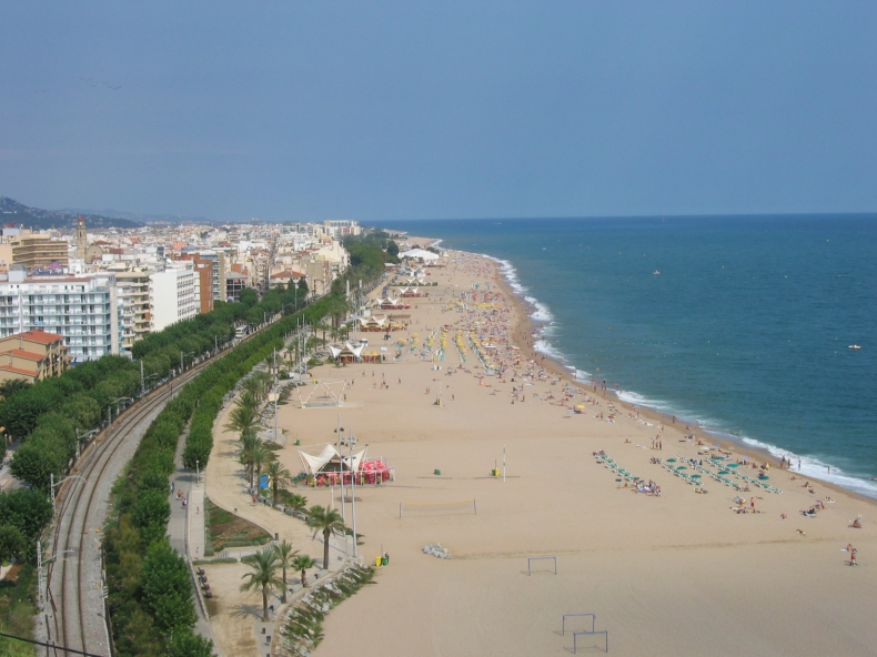 Na katalońskich plażach pełno ludzi wbrew zaleceniom władz - GospodarkaMorska.pl