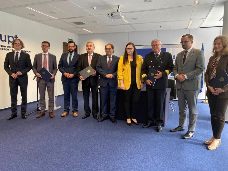 Urząd Morski w Gdyni podpisał umowę na Pogłębienie toru podejściowego Portu Gdynia - GospodarkaMorska.pl