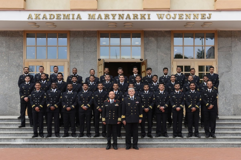 Dyplomy AMW dla studentów z Kuwejtu  - GospodarkaMorska.pl