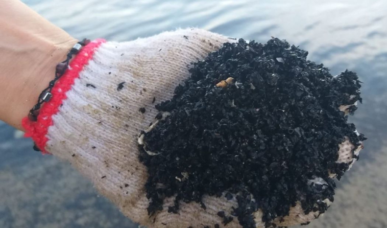 W Hongkongu morze wyrzuciło na brzeg setki kilogramów czarnej gumy - GospodarkaMorska.pl