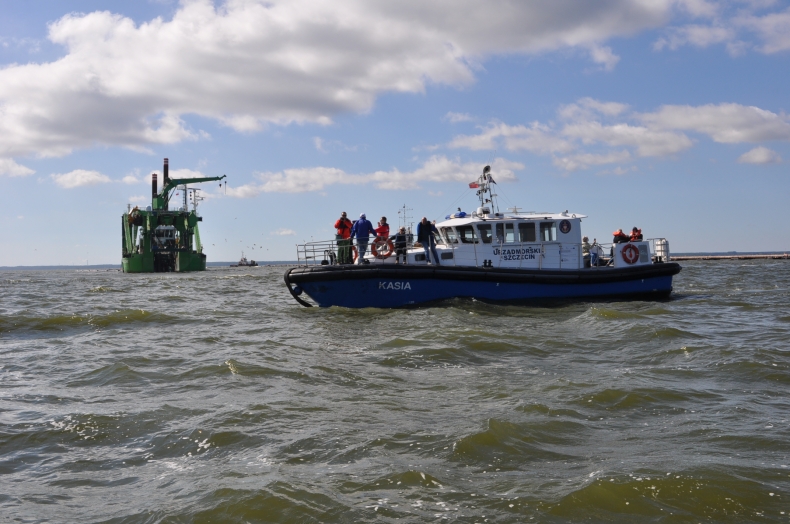 Trwa budowa dwóch sztucznych wysp na Zalewie Szczecińskim - GospodarkaMorska.pl