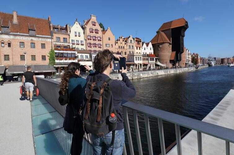 Obrotowa kładka na Wyspę Spichrzów już łączy brzegi Motławy [foto] - GospodarkaMorska.pl