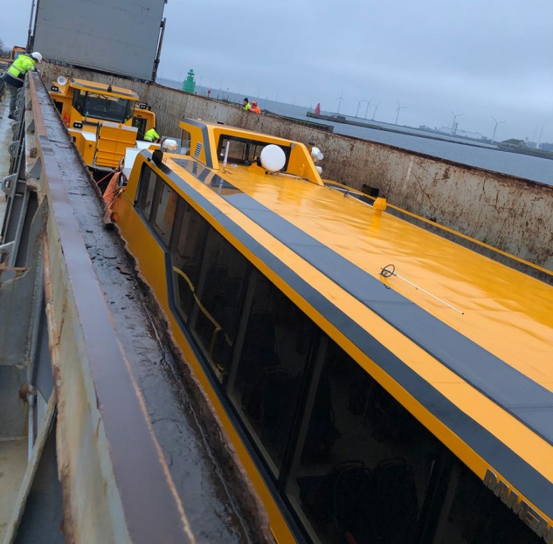 Tygodniowy przegląd promowy, a w nim m.in.: o niezwykłym transporcie zbudowanych w Polsce promów do Danii  - GospodarkaMorska.pl