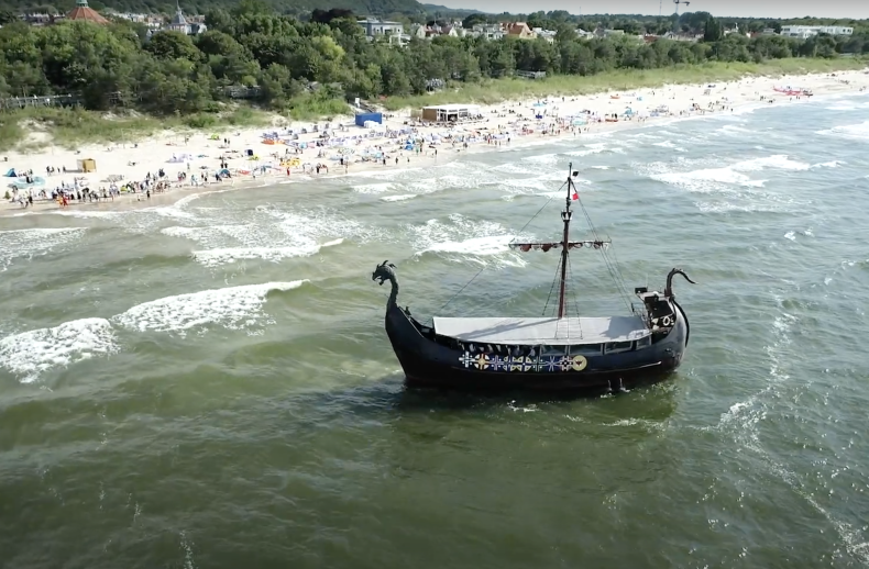 W Międzyzdrojach ewakuowano pasażerów ze statku, który wszedł na mieliznę [wideo] - GospodarkaMorska.pl