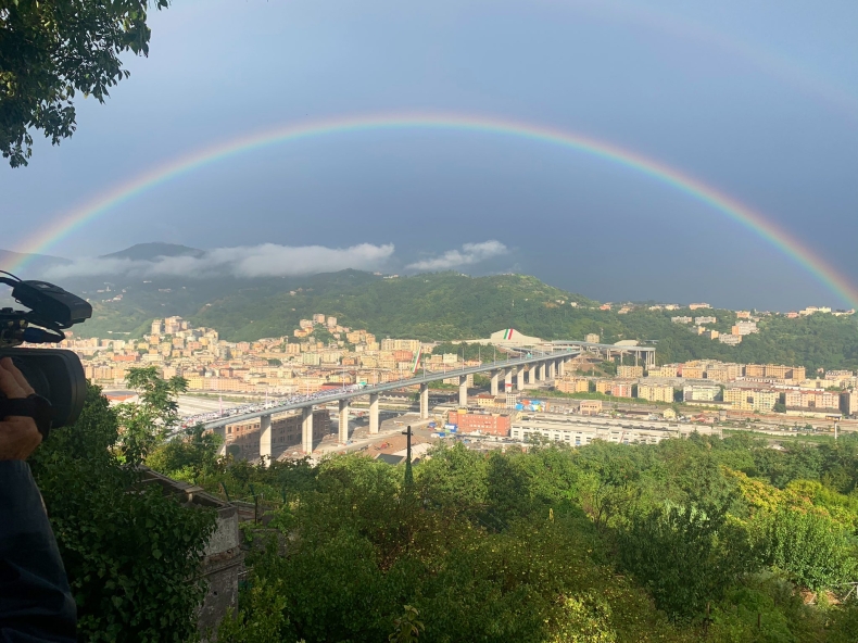 Nowy most w Genui przypomina konstrukcją kadłub statku (wideo) - GospodarkaMorska.pl