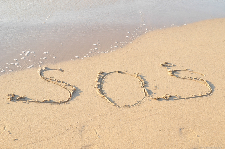 Napis na piasku „SOS” uratował trzech mężczyzn, którzy dopłynęli do bezludnej wyspy na Pacyfiku - GospodarkaMorska.pl
