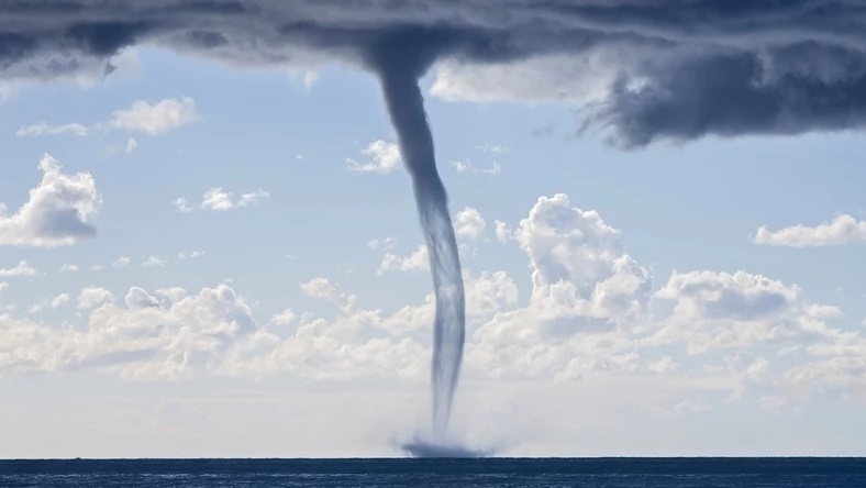 Widowiskowe zjawisko na belgijskiej plaży - trąba wodna w nadmorskim kurorcie [wideo] - GospodarkaMorska.pl