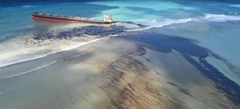 Mieszkańcy i wolontariusze Mauritiusu mierzą się z ogromnym wyciekiem paliwa z masowca [wideo] - GospodarkaMorska.pl