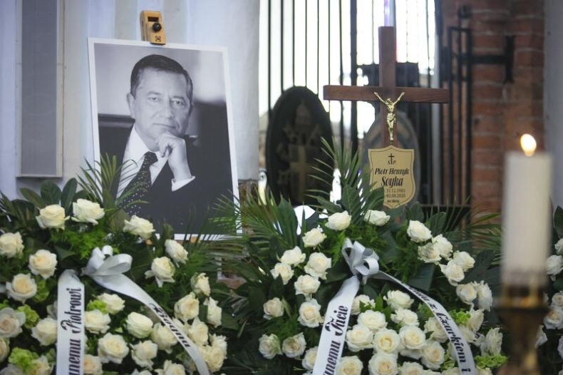 Na Cmentarzu Srebrzysko w Gdańsku pożegnano Piotra Soykę. Spoczął w Alei Zasłużonych  - GospodarkaMorska.pl