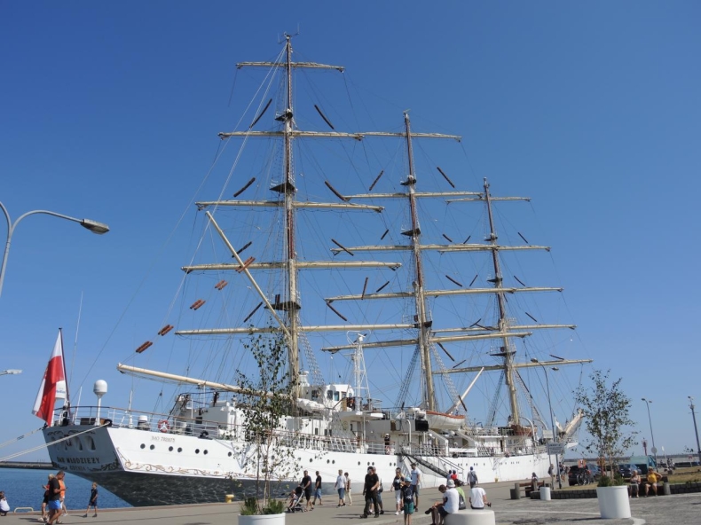 Dar Młodzieży wychodzi w morze  - GospodarkaMorska.pl