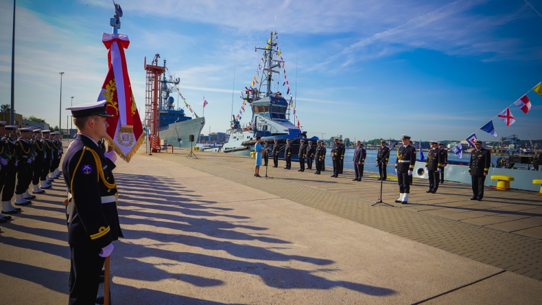 Podniesienie bandery na holowniku H-2 Mieszko (foto) - GospodarkaMorska.pl