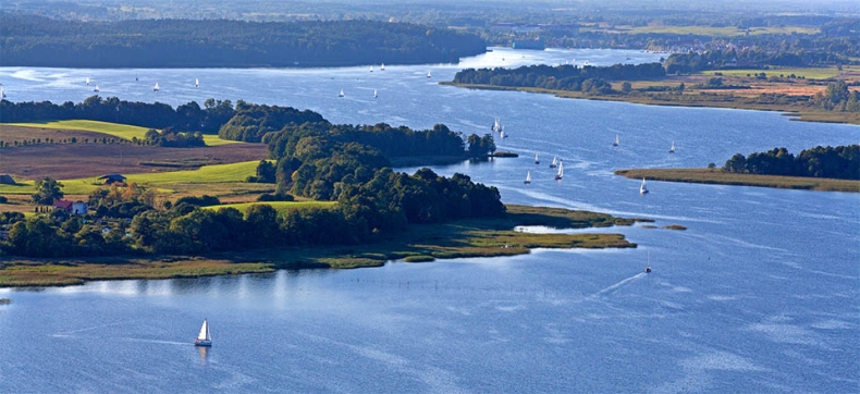 Po mazurskich jeziorach grasują pijani sternicy - GospodarkaMorska.pl