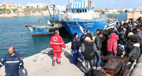 Ponad 1100 migrantów w przepełnionym ośrodku na Lampedusie - GospodarkaMorska.pl