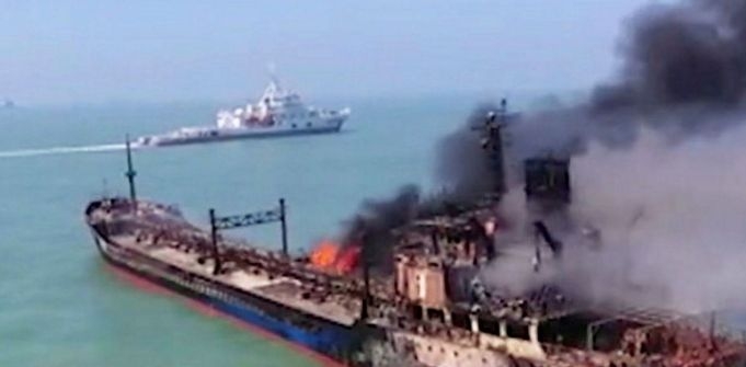 Potężny pożar na tankowcu po jego kolizji z barką w pobliżu Szanghaju - GospodarkaMorska.pl