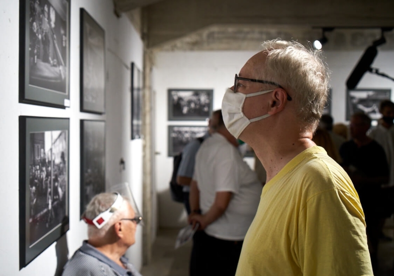 Stoczniowiec z aparatem w ręku - wyjątkowa wystawa fotograficzna - GospodarkaMorska.pl