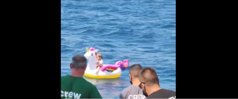 Dziewczynka na dmuchanym jednorożcu wypłynęła na pełne morze [wideo] - GospodarkaMorska.pl
