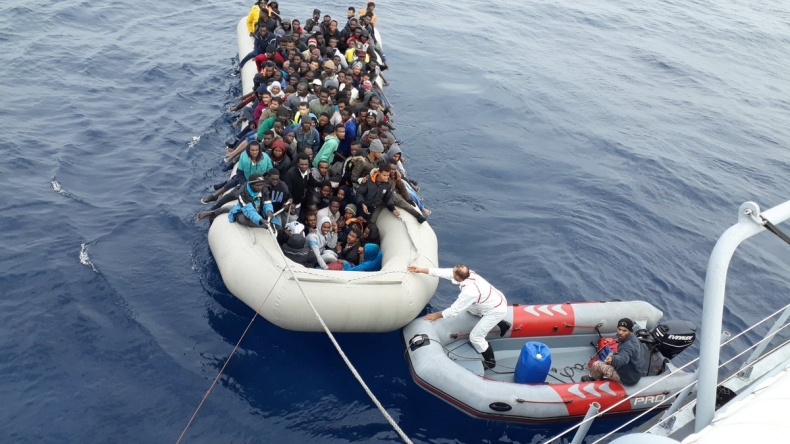 Pożar na łodzi z migrantami: troje zginęło, jeden nadal zaginiony - GospodarkaMorska.pl