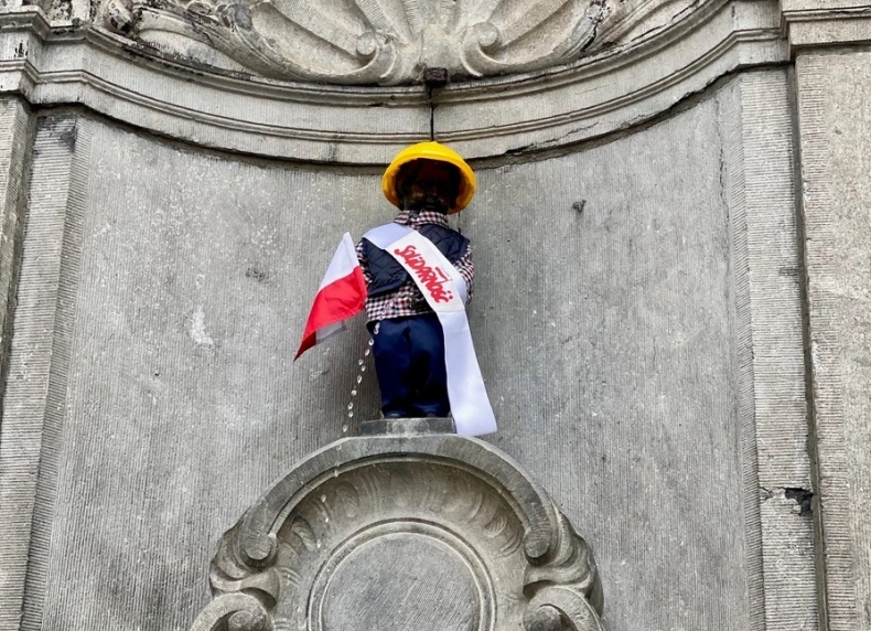 Najsłynniejszy pomnik w Belgii w przebraniu stoczniowca dla uczczenia Porozumień Sierpniowych - GospodarkaMorska.pl