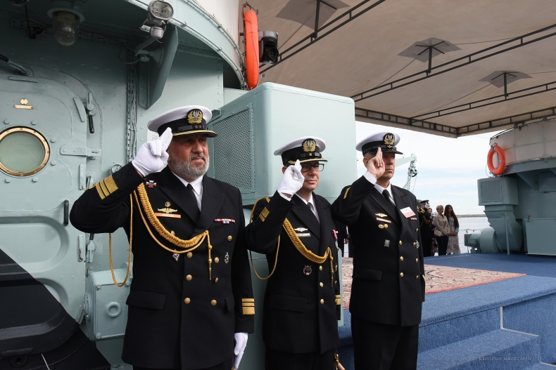 Promocja oficerska na pokładzie ORP Błyskawica  - GospodarkaMorska.pl