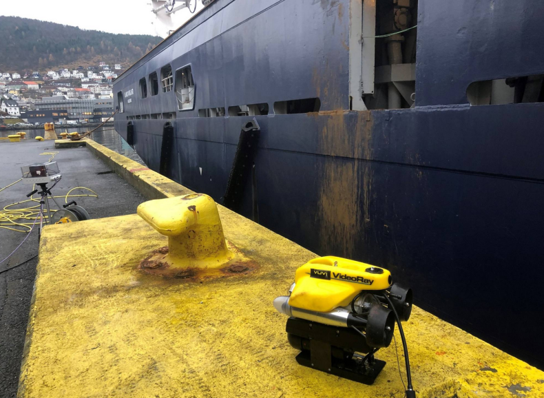Pierwsza w historii zdalna, podwodna inspekcja kadłuba  - GospodarkaMorska.pl