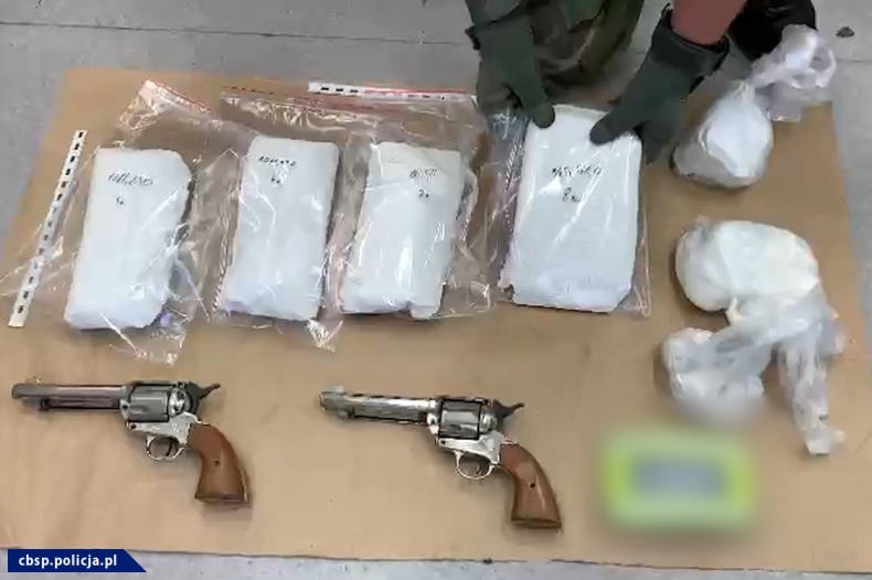 Przejęto 18 kg narkotyków, broń i amunicję, które miały być sprzedane w nadmorskich kurortach - GospodarkaMorska.pl