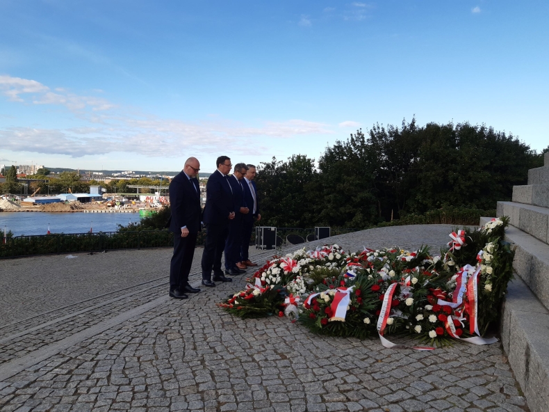 PGZ Stocznia Wojenna i PGZ S.A. wspólnie upamiętniły moment wybuchu II wojny światowej - GospodarkaMorska.pl