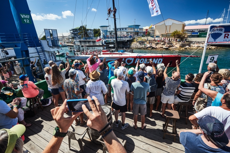 Jacht I Love Poland wyciągnięty z wody. Przejdzie teraz prace stoczniowe - GospodarkaMorska.pl