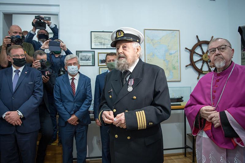 W Warszawie uhonorowano kpt. żeglugi wielkiej Zbigniewa Sulatyckiego - GospodarkaMorska.pl