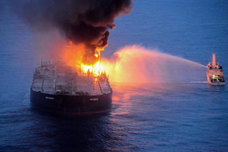 Pożar na tankowcu New Diamond pod kontrolą (foto, wideo) - GospodarkaMorska.pl