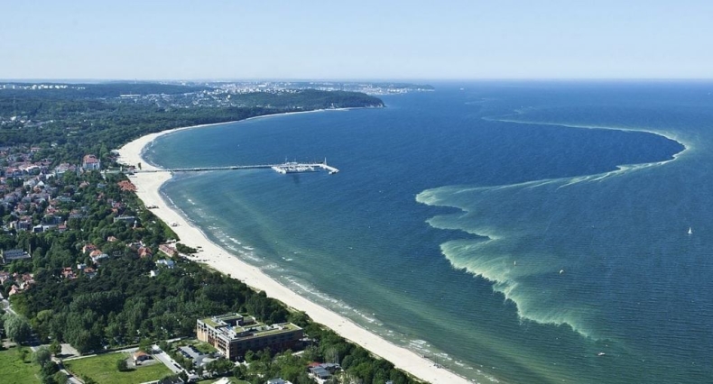 Woda w zatoce bez zanieczyszczeń  - GospodarkaMorska.pl