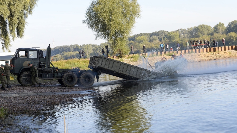 Gen. Owczarek o moście pontonowym na Wiśle  - GospodarkaMorska.pl