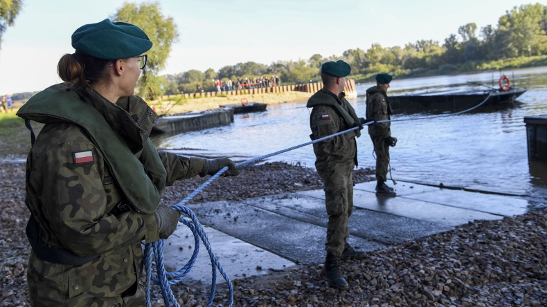 Szlak żeglowny na Wiśle zamknięty do odwołania w związku z budową mostu pontonowego - GospodarkaMorska.pl