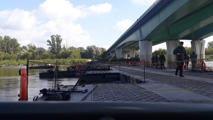 Tymczasowy rurociąg układany jest na moście pontonowym - GospodarkaMorska.pl