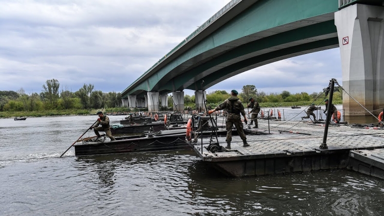  Trwają próby obciążeniowe mostu pontonowego na Wiśle - GospodarkaMorska.pl
