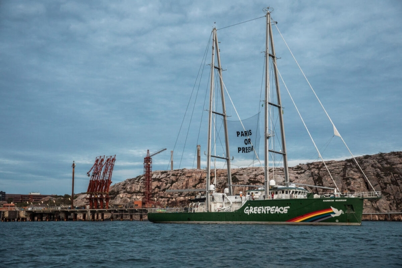 Aktywiści z Greenpeace blokują dostęp do rafinerii [wideo] - GospodarkaMorska.pl