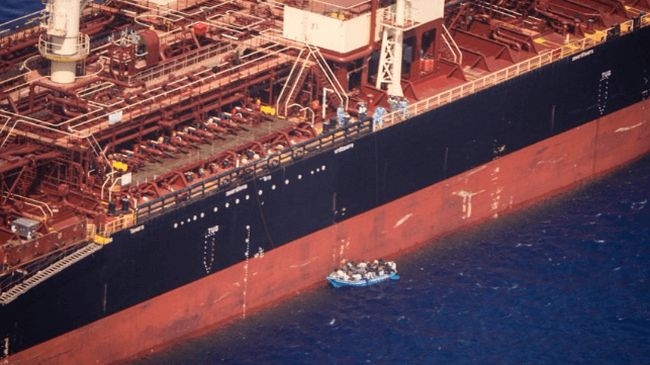 Po ponad miesiącu błąkania się po morzu zeszli w końcu na ląd - GospodarkaMorska.pl