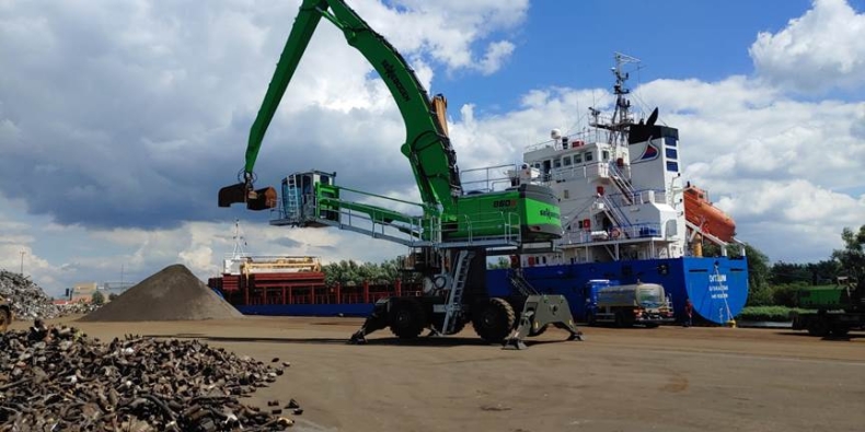 Nowa maszyna przeładunkowa w porcie w Szczecinie - GospodarkaMorska.pl