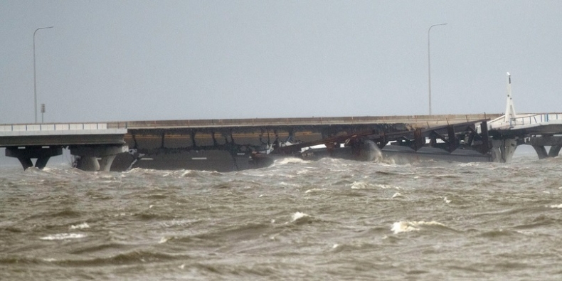 Huragan Sally urwał część mostu na Florydzie (wideo) - GospodarkaMorska.pl