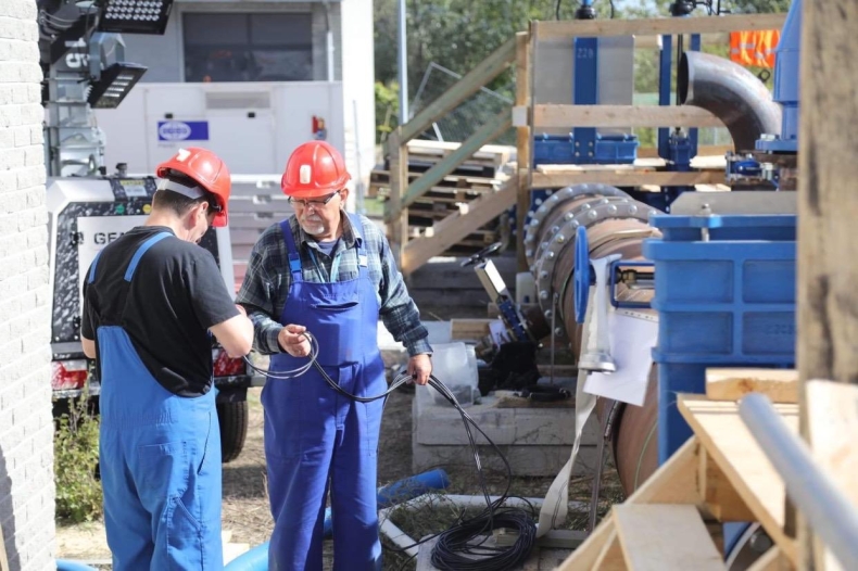 Rozpoczął się próbny przesył ścieków rurami po moście pontonowym - GospodarkaMorska.pl