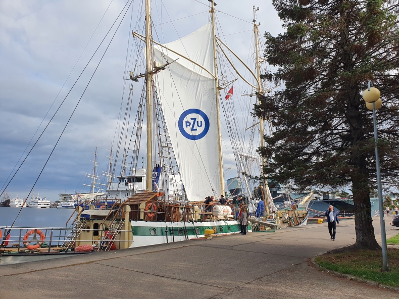 Nowe żagle dla Zawiszy Czarnego - legendarnego jachtu ZHP - GospodarkaMorska.pl