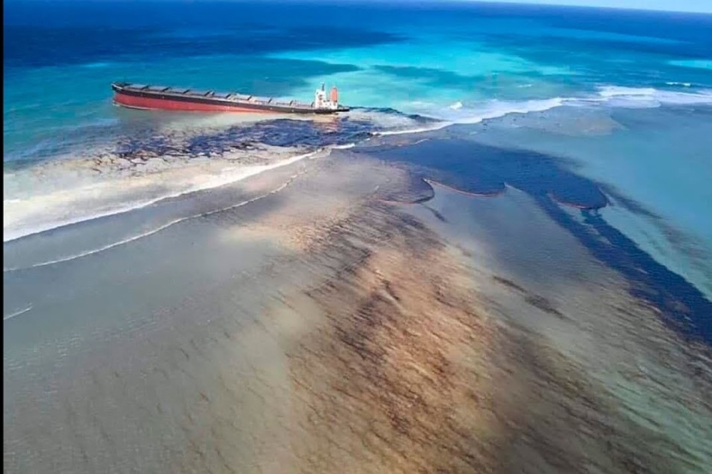 Coraz więcej tajemniczych substancji w oceanie wokół Mauritiusa po wycieku paliwa [wideo] - GospodarkaMorska.pl