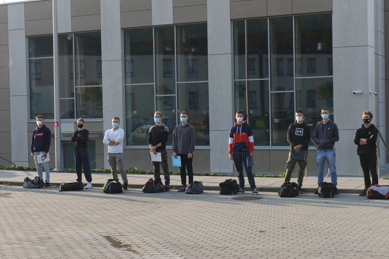 W dwuszeregu zbiórka: wcielenie pierwszego rocznika AMW - GospodarkaMorska.pl